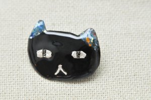 画像1: 銀箔七宝焼ブローチ【黒猫フェイス】 (1)