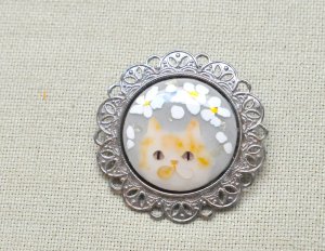 画像1: 七宝焼ブローチ【茶白猫と白いお花】 (1)