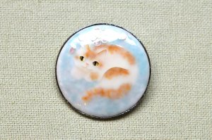画像1: 七宝焼ブローチ【茶白猫と紫陽花色】 (1)