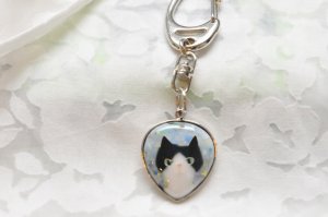 画像1: 七宝焼キーホルダー【はちわれ猫　紫陽花色】 (1)