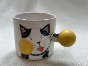 画像1: 外山亜基雄：ボクシングパンチ猫マグカップ【Mサイズ】-8- (1)