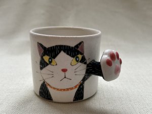 画像1: 外山亜基雄：肉球パンチ猫マグカップ【Mサイズ】-1- (1)