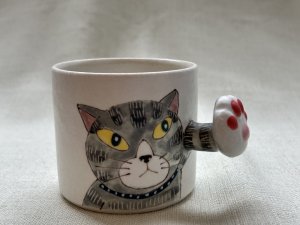 画像1: 外山亜基雄：肉球パンチ猫マグカップ【Mサイズ】-3- (1)