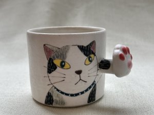 画像1: 外山亜基雄：肉球パンチ猫マグカップ【Mサイズ】-4- (1)