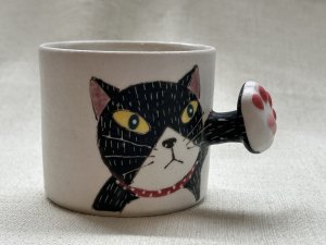 画像1: 外山亜基雄：肉球パンチ猫マグカップ【Mサイズ】-5- (1)