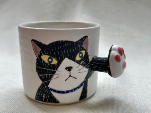 画像1: 外山亜基雄：肉球パンチ猫マグカップ【Mサイズ】-7- (1)