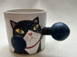 画像1: 外山亜基雄：ボクシングパンチ猫マグカップ【Lサイズ】-2- (1)