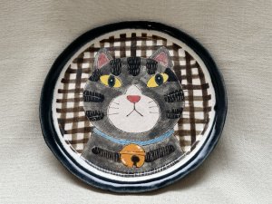 画像1: 外山亜基雄：中皿「トラにゃんがやってきたっ！」 (1)