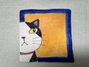 画像1: 外山亜基雄：角小皿【見てるにゃっ！】-2-（全額寄付） (1)