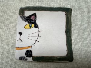 画像1: 外山亜基雄：角小皿【見てるにゃっ！】-3-（全額寄付） (1)