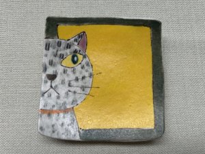 画像1: 外山亜基雄：角小皿【見てるにゃっ！】-5-（全額寄付） (1)