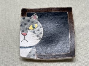 画像1: 外山亜基雄：角小皿【見てるにゃっ！】-7-（全額寄付） (1)
