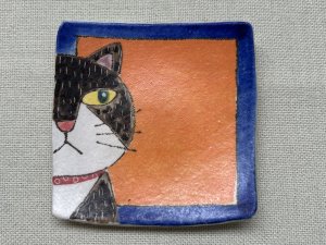 画像1: 外山亜基雄：角小皿【見てるにゃっ！】-10-（全額寄付） (1)