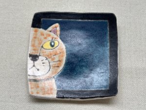 画像1: 外山亜基雄：角小皿【見てるにゃっ！】-14-（全額寄付） (1)