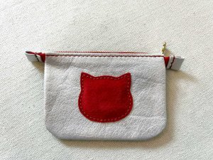 画像1: あられ缶：本革のぷっくりポーチ【1】（全額寄付） (1)