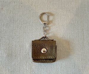 画像1: あられ缶：本革のミニバッグキーホルダー【2】（全額寄付） (1)