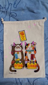 画像1: Mari-Q。:福ねこ巾着袋「キジ白とミケ」 (1)