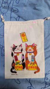 画像1: Mari-Q。:福ねこ巾着袋「白黒と茶シロ」 (1)