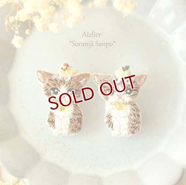 画像1: Sale!! イカ耳隊キジ白猫ちゃんブローチ(一部チャリティ) (1)