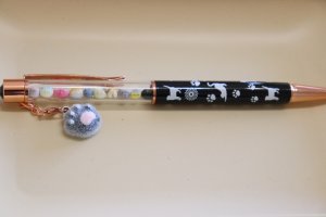 画像1: さおちょめねんど。：肉球チャーム付・ミニチュアパーツボールペン🐾【ブラック】名入れ無料 (1)