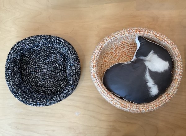 画像1: あられ缶：手編み猫ベッド 「S」「M]」〜フチ折りVer.〜（全額寄付） (1)