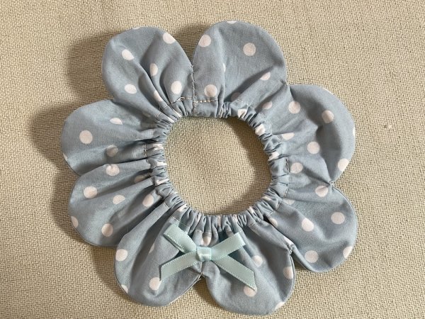 画像1: 猫とハンドメイド：おめかしシュシュ【12】(全額寄付） (1)