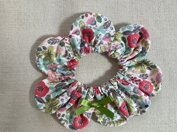 画像1: 猫とハンドメイド：おめかしシュシュ【16】(全額寄付） (1)