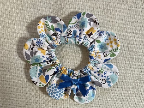 画像1: 猫とハンドメイド：おめかしシュシュ【17】(全額寄付） (1)