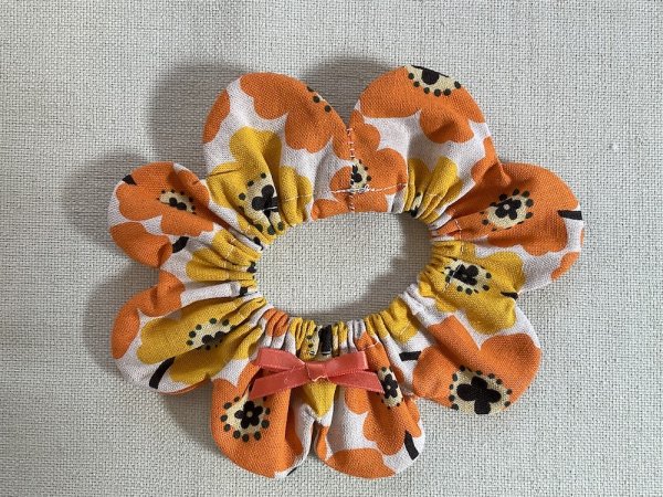 画像1: 猫とハンドメイド：おめかしシュシュ【18】(全額寄付） (1)