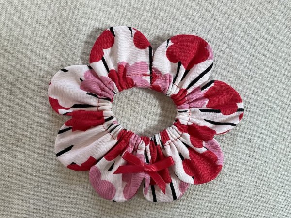 画像1: 猫とハンドメイド：おめかしシュシュ【21】(全額寄付） (1)