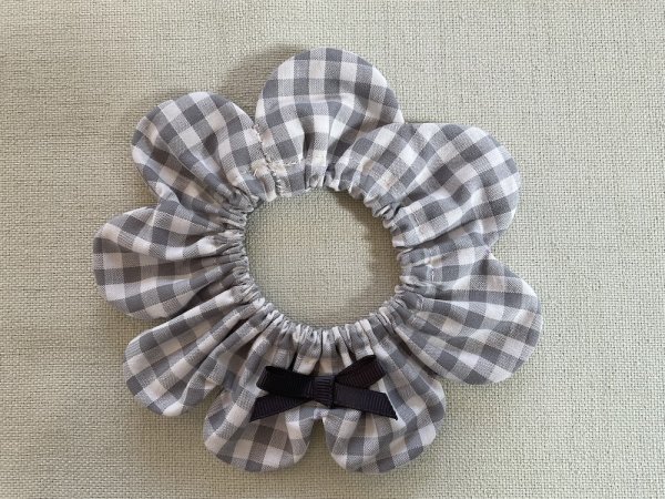 画像1: 猫とハンドメイド：おめかしシュシュ【23】(全額寄付） (1)