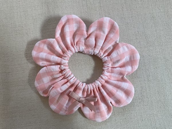 画像1: 猫とハンドメイド：おめかしシュシュ【24】(全額寄付） (1)