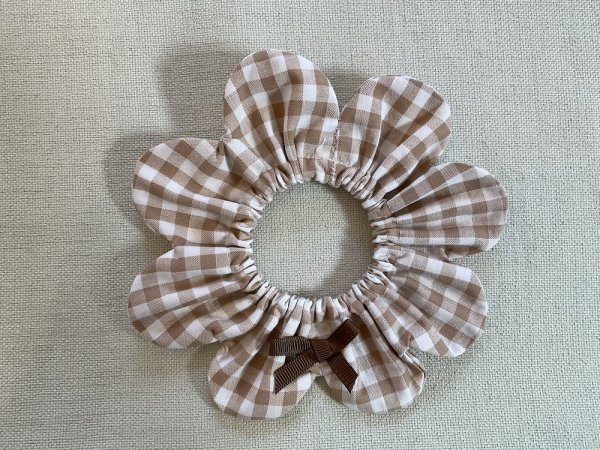 画像1: 猫とハンドメイド：おめかしシュシュ【25】(全額寄付） (1)