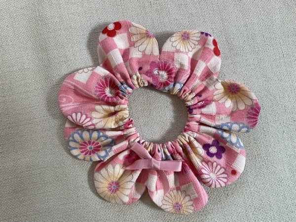 画像1: 猫とハンドメイド：おめかしシュシュ【26】(全額寄付） (1)