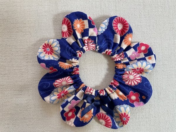 画像1: 猫とハンドメイド：おめかしシュシュ【28】(全額寄付） (1)