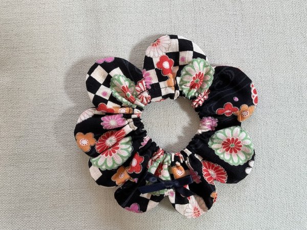 画像1: 猫とハンドメイド：おめかしシュシュ【29】(全額寄付） (1)