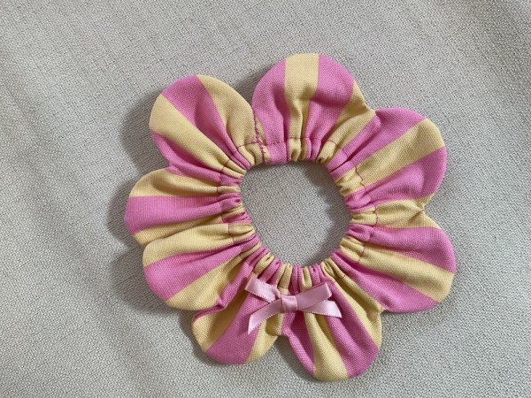 画像1: 猫とハンドメイド：おめかしシュシュ【30】(全額寄付） (1)