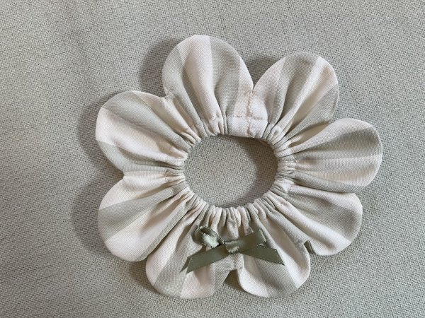 画像1: 猫とハンドメイド：おめかしシュシュ【31】(全額寄付） (1)