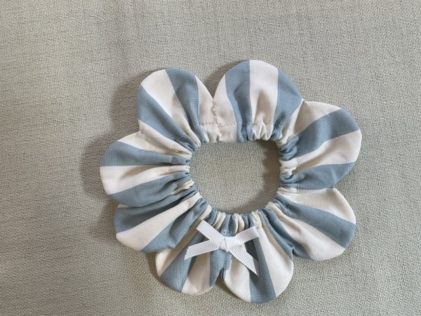 画像1: 猫とハンドメイド：おめかしシュシュ【32】(全額寄付） (1)