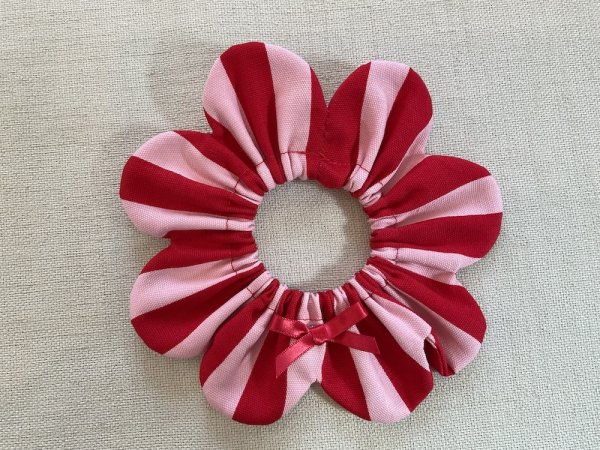 画像1: 猫とハンドメイド：おめかしシュシュ【34】(全額寄付） (1)