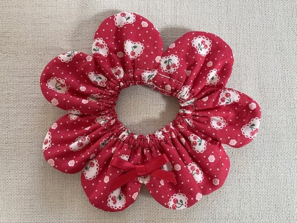 画像1: 猫とハンドメイド：おめかしシュシュ【5】(全額寄付） (1)