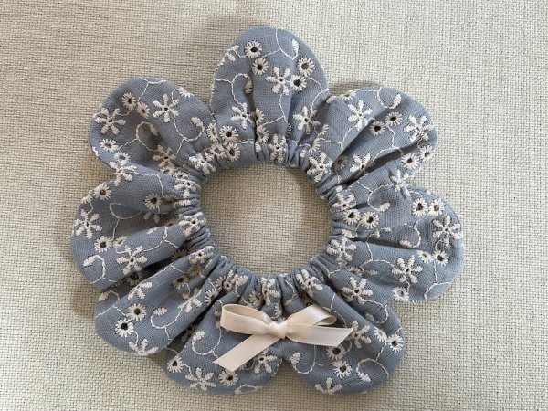 画像1: 猫とハンドメイド：おめかしシュシュ【6】(全額寄付） (1)