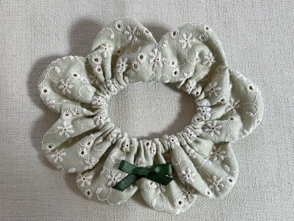 画像1: 猫とハンドメイド：おめかしシュシュ【7】(全額寄付） (1)