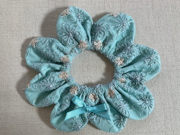 画像1: 猫とハンドメイド：おめかしシュシュ【8】(全額寄付） (1)