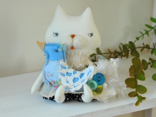 画像1: まぁーみ：ドール「白ネコと鳥」[1](全額寄付） (1)