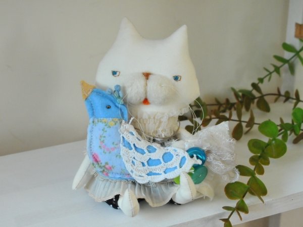 画像1: まぁーみ：ドール「白ネコと鳥」[2](全額寄付） (1)