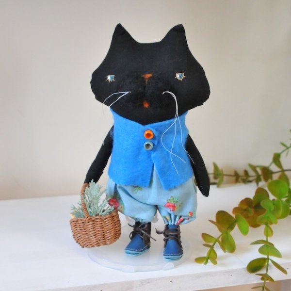 画像1: まぁーみ：ドール「黒ネコとカゴ」[1](全額寄付） (1)