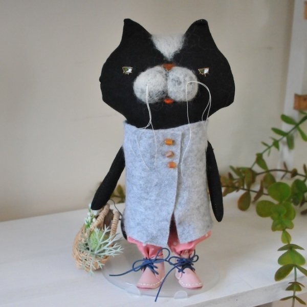 画像1: まぁーみ：ドール「黒ネコとカゴ」[2](全額寄付） (1)