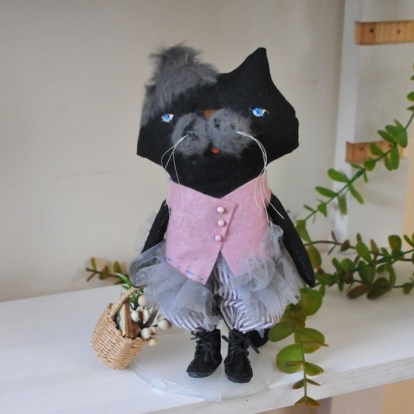 画像1: まぁーみ：ドール「黒ネコとカゴ」[3](全額寄付） (1)