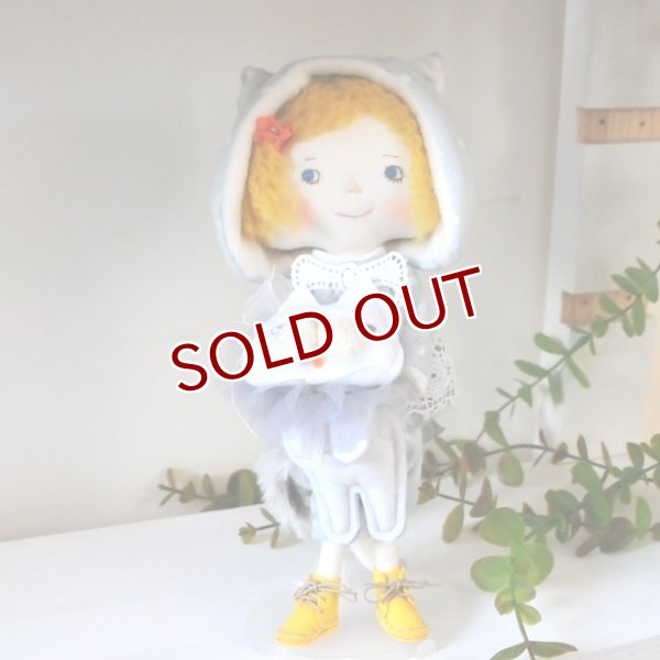 画像1: まぁーみ：ドール「白ネコと女の子」(全額寄付） (1)